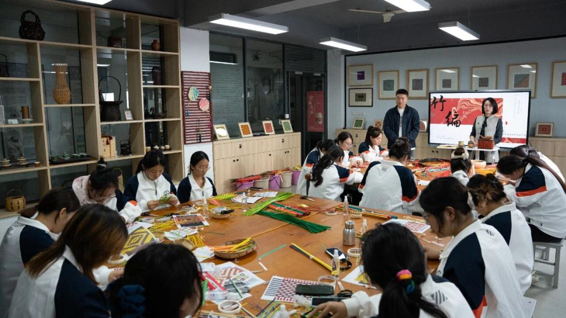 为非遗“添彩”，为青春“赋能”：江苏建院的文化育人新实践